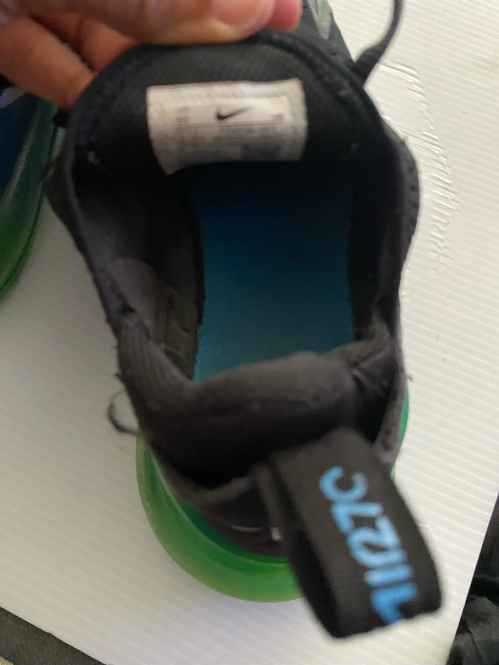 Nike Air Max 270 C Size 6Y  Sneakers (needs cleaning & laces)